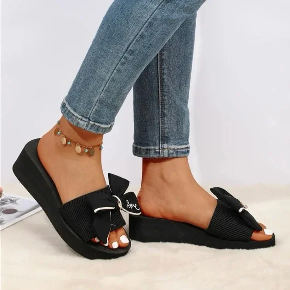 2/$30🔥🔥Bow Decor Slides - Picture 3 of 5